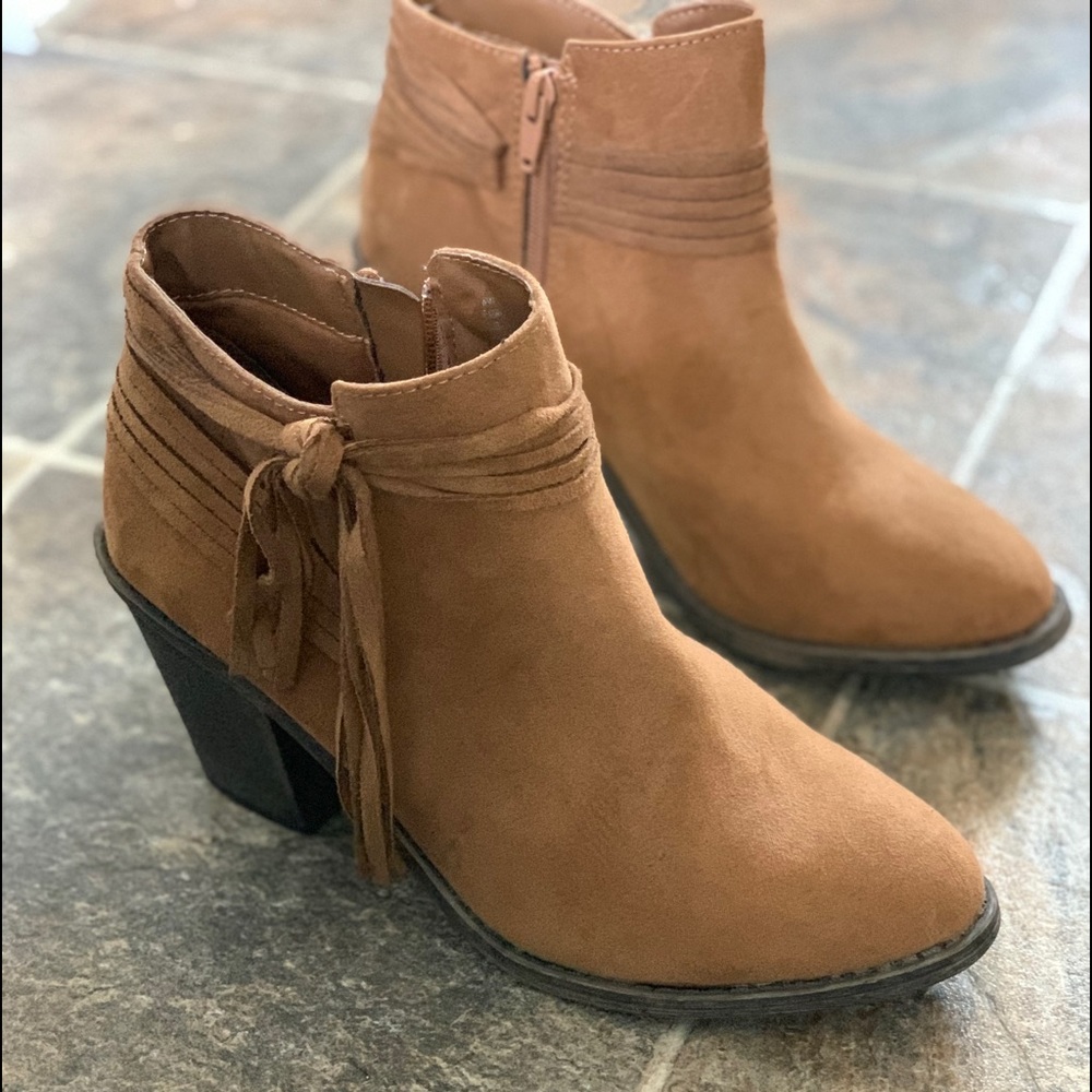 WOMENS size 10 BOOTIES